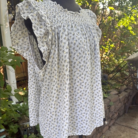 Old Navy XXL Tall Smocked Woman’s Top,Cream & Gold Shimmer Thread. 97% cotton. - Picture 6 of 11